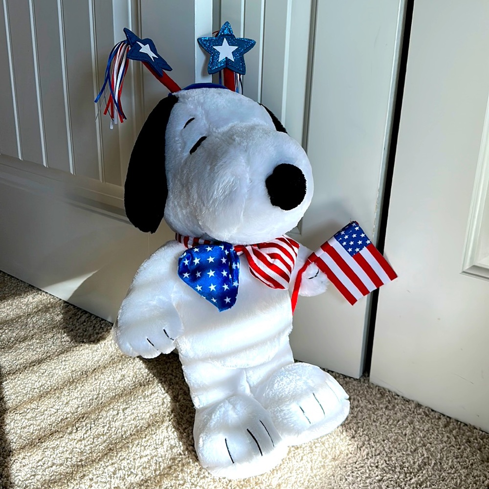 Peanuts 21” plush SNOOPY red white and blue door greeter